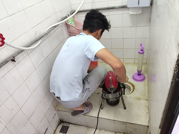 怀柔管道堵塞冒臭气 专业师傅现场解决问题