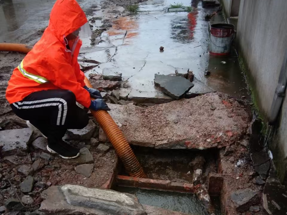 怀柔专业清理污水池 炜誉市政以规范流程守护城市 “肠道”