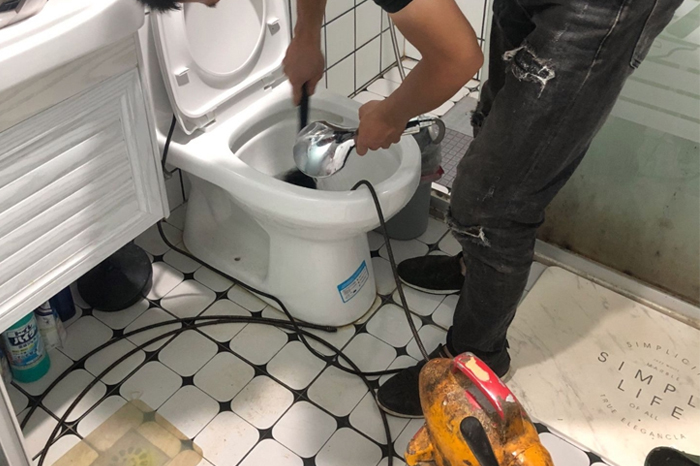 怀柔马桶堵塞自己疏通还是找师傅？专业上门服务让你省时更省心